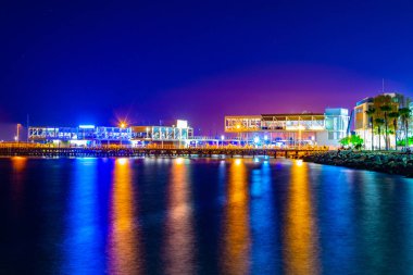 Molos gece görüş gezi Akdeniz'de Limassol, Cypru önde gelen birkaç iskeleleri ile
