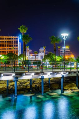 Molos gece görüş gezi Akdeniz'de Limassol, Cypru önde gelen birkaç iskeleleri ile