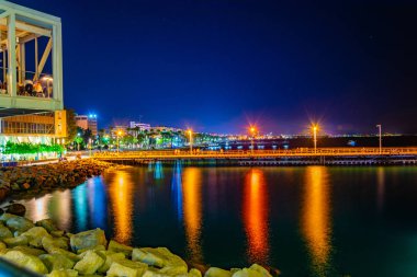 Molos gece görüş gezi Akdeniz'de Limassol, Cypru önde gelen birkaç iskeleleri ile
