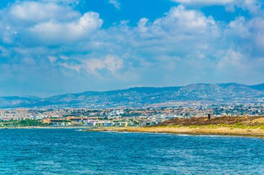Cityscape Pafos Cypru üzerinde