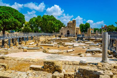Eski bir kilise, Paphos, Cypru kalıntıları ile çevrili Agia Kyriaki Chrysopolitissa Kilisesi