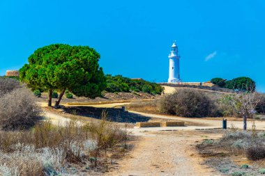 Paphos Archaeological Park Cypru üzerinde yer alan beyaz deniz feneri