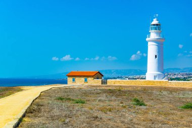 Paphos Archaeological Park Cypru üzerinde yer alan beyaz deniz feneri