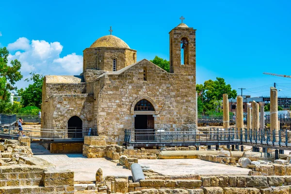 Iglesia Agia Kyriaki Chrysopolitissa Rodeada Ruinas Una Antigua Iglesia Paphos — Foto de Stock