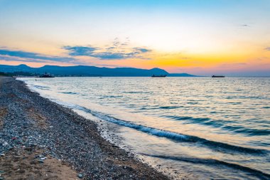 Günbatımı üzerinde Cypru kumsalda Poli