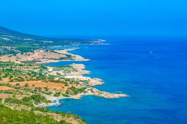 Cypru üzerinde mavi lagün ve diğer koylar Akamas Yarımadası, havadan görünümü