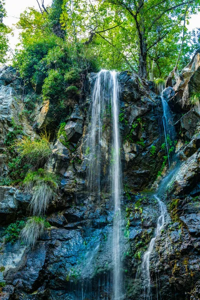 新喀里多尼亚瀑布在塞浦路斯的特罗多斯山脉 — 图库照片
