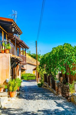 Cypru üzerinde eski Kakopetria dar sokaklarında