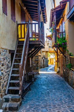 Cypru üzerinde eski Kakopetria dar sokaklarında