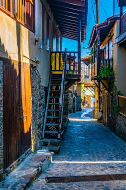 Cypru üzerinde eski Kakopetria dar sokaklarında