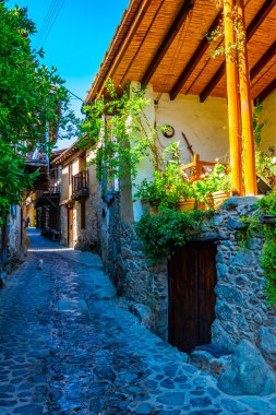 Cypru üzerinde eski Kakopetria dar sokaklarında