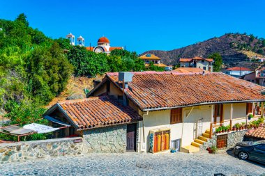 Cypru üzerinde eski Kakopetria dar sokaklarında
