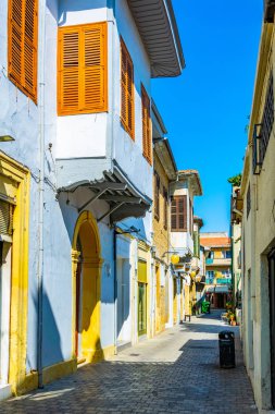 Lefkoşa tarihi merkezi Cypru dar bir sokakta görünümünü