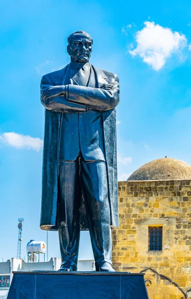 Estátua Mustafa Kemal Ataturk Frente Kyrenia Girne Portão Lefkosa Cypru — Fotografia de Stock