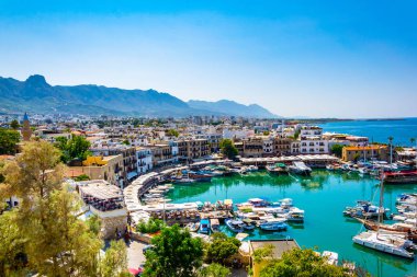 Girne/Girne limanında bir güneşli yaz gün, Cypru görünümünü