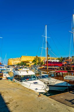 Girne/Girne limanında bir güneşli yaz gün, Cypru görünümünü
