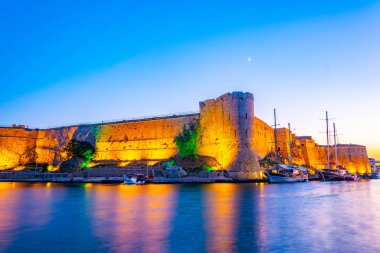 Girne Kalesi, Cypru üzerinden günbatımı görünüm