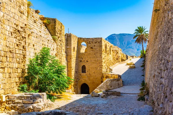 Girne Kalesi Kuzey Cypru yer alan sur