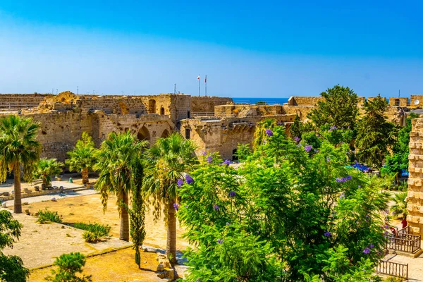 北部の Cypru に位置していますキレニア城の中庭 — ストック写真