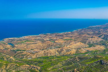 Karpaz Yarımadası'nın sahil havadan görünümü üzerinde Cypru