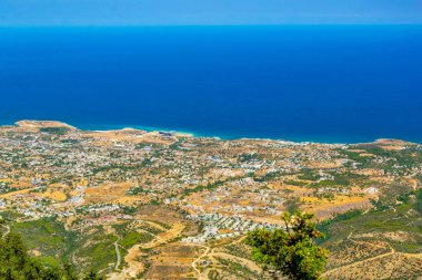 Karpaz Yarımadası'nın sahil havadan görünümü üzerinde Cypru