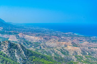Karpaz Yarımadası'nın sahil havadan görünümü üzerinde Cypru