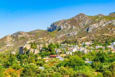 Bellapais Manastırı Kuzey Cypru Beylerbeyi Köyü'nde havadan görünümü