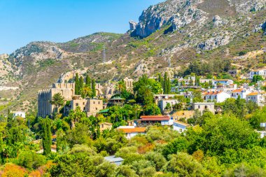 Bellapais Manastırı Kuzey Cypru Beylerbeyi Köyü'nde havadan görünümü