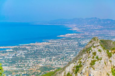 Karpaz Yarımadası'nın sahil havadan görünümü üzerinde Cypru