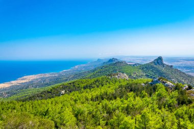 Kantara castl dan Kuzey Kıbrıs Karpaz Yarımadası üzerinde göster