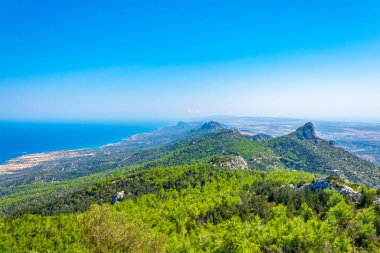 Kantara castl dan Kuzey Kıbrıs Karpaz Yarımadası üzerinde göster