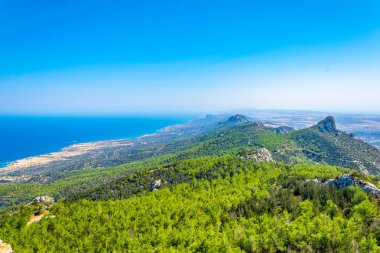 Kantara castl dan Kuzey Kıbrıs Karpaz Yarımadası üzerinde göster