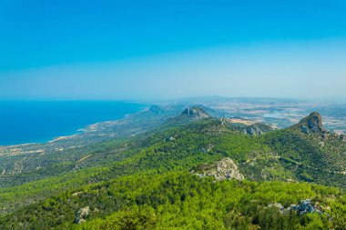 Kantara castl dan Kuzey Kıbrıs Karpaz Yarımadası üzerinde göster