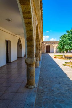 Sigarasız, iç avlu Saint Barnabas Manastırı yakınındaki Gazimağusa-Cypru