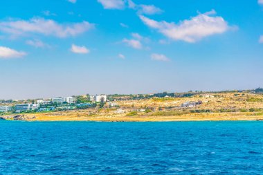 Sahil Cypru tarihinde Cape Greco üzerinde dağınık binalar