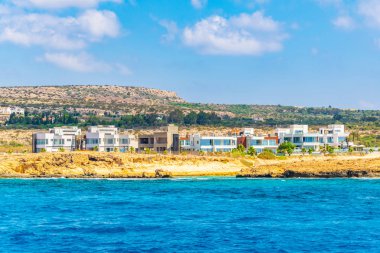 Sahil Cypru tarihinde Cape Greco üzerinde dağınık binalar