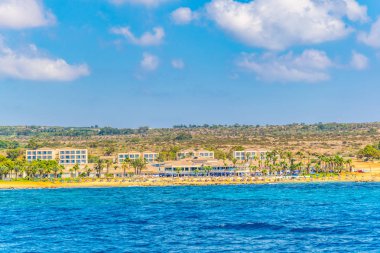 Sahil Cypru tarihinde Cape Greco üzerinde dağınık binalar