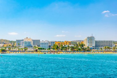 İnsanlar Pernera, sunrise plajda Cypru, güneşli bir gün tadını çıkarıyor