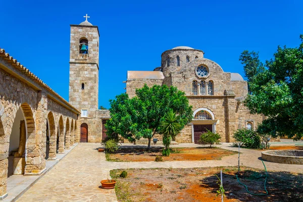 ファマグスタ Cypru 近くの聖バルナバ修道院の中庭 — ストック写真
