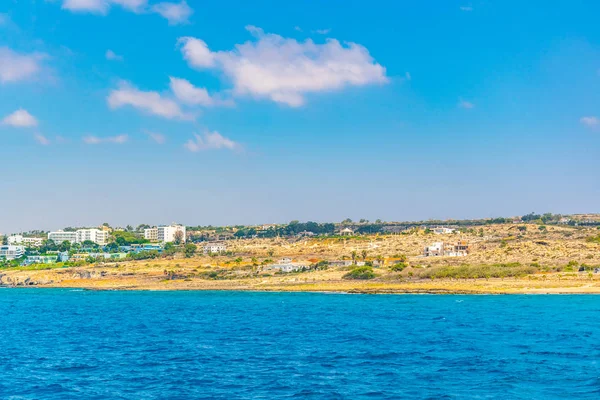 Byggnader Utspridda Seacoast Cape Greco Cypern — Stockfoto