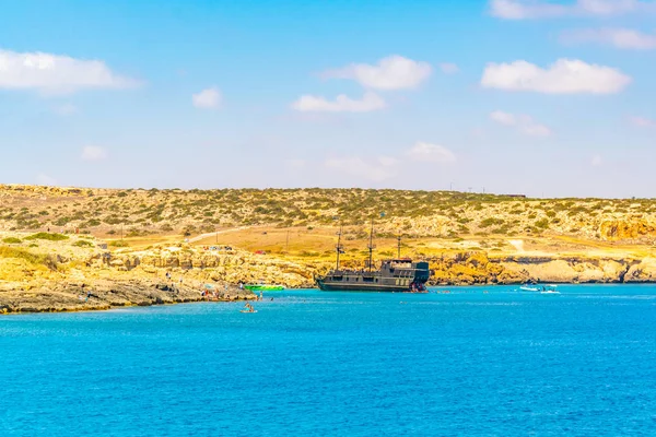 Turisterna Njuter Solig Dag Blå Lagunen Nära Cape Greco Cypern — Stockfoto