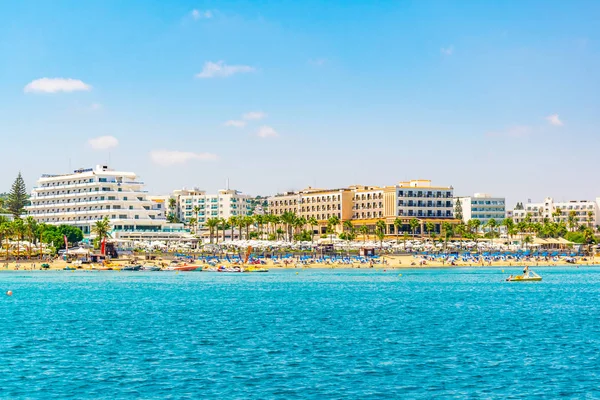 İnsanlar Pernera, sunrise plajda Cypru, güneşli bir gün tadını çıkarıyor