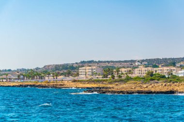 Sahil Cypru tarihinde Cape Greco üzerinde dağınık binalar