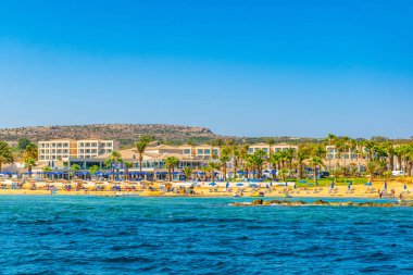 İnsanlar güneşli bir gün Agia Napa, Cypru adlı bir plajda tadını çıkarıyor