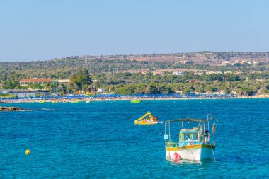İnsanlar güneşli bir gün Agia Napa, Cypru adlı bir plajda tadını çıkarıyor
