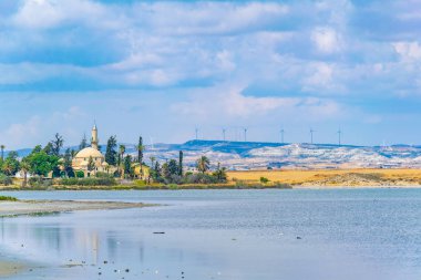 Hala Sultan Tekessi Camii bir Tuz Gölü, Cypru görüntülendi