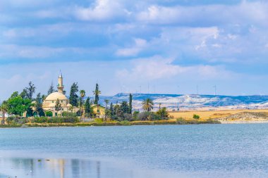 Hala Sultan Tekessi Camii bir Tuz Gölü, Cypru görüntülendi