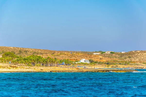 사람들이 Cypru에서 해변에서 즐기고 — 스톡 사진