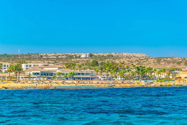 Les Gens Profitent Une Journée Ensoleillée Sur Une Plage Agia — Photo