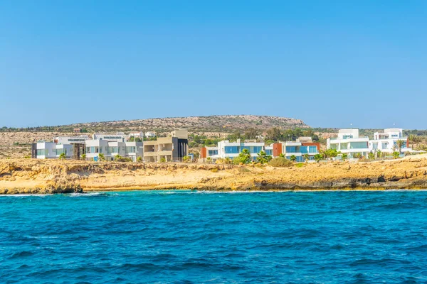 Здания Разбросанные Побережью Мыса Греко Кипре — стоковое фото